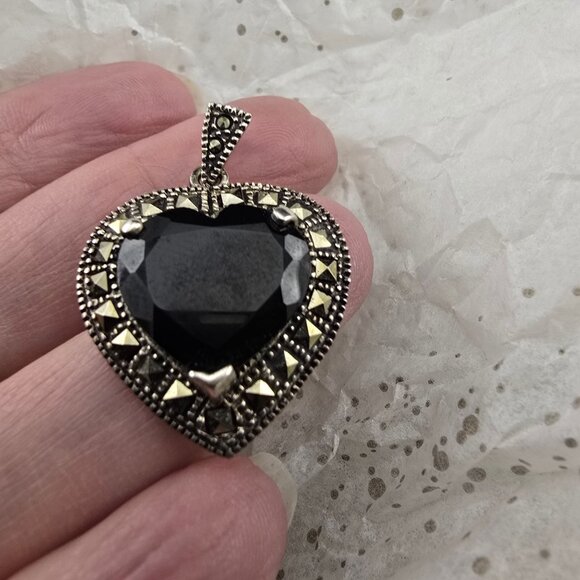 Vintage Heart-Shaped Marcasite & 925 Sterling Silver Pendant With Black Stone - Picture 9 of 11